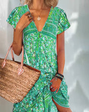Laden Sie das Bild in den Galerie-Viewer, Kurzarmkleid mit V-Ausschnitt und Aufdruck