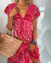 Laden Sie das Bild in den Galerie-Viewer, Kurzarmkleid mit V-Ausschnitt und Aufdruck