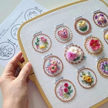 Laden Sie das Bild in den Galerie-Viewer, Kleiner Blumenrahmen Stickereiset