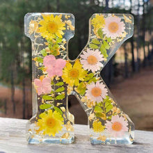 Laden Sie das Bild in den Galerie-Viewer, Nachtlicht aus Kunstharz mit Blumenmuster