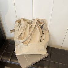 Laden Sie das Bild in den Galerie-Viewer, Ultraleichte lässige Messenger-Tasche mit großer Kapazität und Anhänger