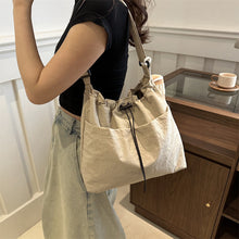 Laden Sie das Bild in den Galerie-Viewer, Ultraleichte lässige Messenger-Tasche mit großer Kapazität und Anhänger