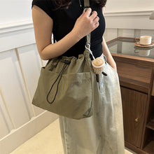 Laden Sie das Bild in den Galerie-Viewer, Ultraleichte lässige Messenger-Tasche mit großer Kapazität und Anhänger