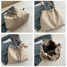 Laden Sie das Bild in den Galerie-Viewer, Ultraleichte lässige Messenger-Tasche mit großer Kapazität und Anhänger
