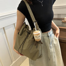 Laden Sie das Bild in den Galerie-Viewer, Ultraleichte lässige Messenger-Tasche mit großer Kapazität und Anhänger