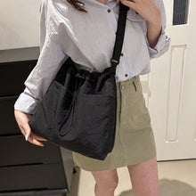 Laden Sie das Bild in den Galerie-Viewer, Ultraleichte lässige Messenger-Tasche mit großer Kapazität und Anhänger