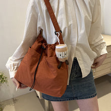 Laden Sie das Bild in den Galerie-Viewer, Ultraleichte lässige Messenger-Tasche mit großer Kapazität und Anhänger