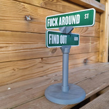 Laden Sie das Bild in den Galerie-Viewer, F Around/Find Out Straßenschild Tischdekoration