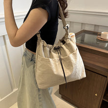 Laden Sie das Bild in den Galerie-Viewer, Ultraleichte lässige Messenger-Tasche mit großer Kapazität und Anhänger