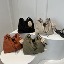 Laden Sie das Bild in den Galerie-Viewer, Ultraleichte lässige Messenger-Tasche mit großer Kapazität und Anhänger