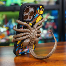 Laden Sie das Bild in den Galerie-Viewer, Schrecklicher Facehugger-Handy-Halter