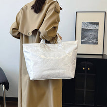 Laden Sie das Bild in den Galerie-Viewer, Damen Tasche mit Buchstaben-Print