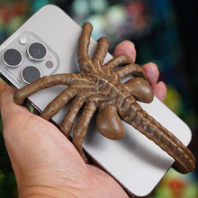 Laden Sie das Bild in den Galerie-Viewer, Schrecklicher Facehugger-Handy-Halter