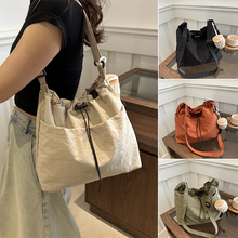 Laden Sie das Bild in den Galerie-Viewer, Ultraleichte lässige Messenger-Tasche mit großer Kapazität und Anhänger