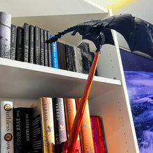 Laden Sie das Bild in den Galerie-Viewer, Bücherecke mit Drachenflamme