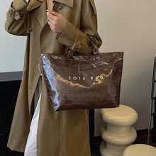 Laden Sie das Bild in den Galerie-Viewer, Damen Tasche mit Buchstaben-Print