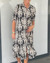 Laden Sie das Bild in den Galerie-Viewer, Schlitzkleid mit Blumendruck