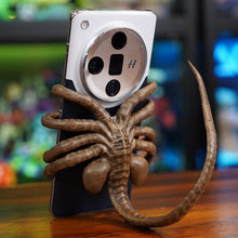 Laden Sie das Bild in den Galerie-Viewer, Schrecklicher Facehugger-Handy-Halter
