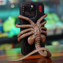 Laden Sie das Bild in den Galerie-Viewer, Schrecklicher Facehugger-Handy-Halter