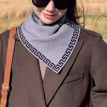 Laden Sie das Bild in den Galerie-Viewer, Modischer vielseitiger Dreiecksschal