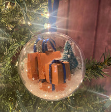 Laden Sie das Bild in den Galerie-Viewer, Christbaumschmuck transparente Kugel