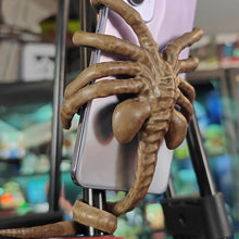 Laden Sie das Bild in den Galerie-Viewer, Schrecklicher Facehugger-Handy-Halter
