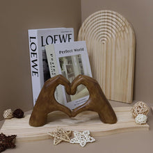 Laden Sie das Bild in den Galerie-Viewer, Handgefertigte Herzstatue