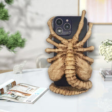 Laden Sie das Bild in den Galerie-Viewer, Schrecklicher Facehugger-Handy-Halter