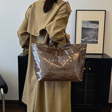 Laden Sie das Bild in den Galerie-Viewer, Damen Tasche mit Buchstaben-Print