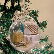 Laden Sie das Bild in den Galerie-Viewer, Christbaumschmuck transparente Kugel