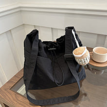Laden Sie das Bild in den Galerie-Viewer, Ultraleichte lässige Messenger-Tasche mit großer Kapazität und Anhänger