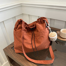 Laden Sie das Bild in den Galerie-Viewer, Ultraleichte lässige Messenger-Tasche mit großer Kapazität und Anhänger
