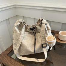 Laden Sie das Bild in den Galerie-Viewer, Ultraleichte lässige Messenger-Tasche mit großer Kapazität und Anhänger