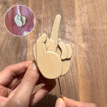Laden Sie das Bild in den Galerie-Viewer, Lustige Fingerbrosche aus Holz