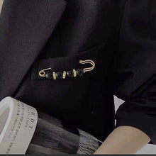 Laden Sie das Bild in den Galerie-Viewer, Brosche aus Perlen und Legierung