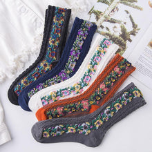 Laden Sie das Bild in den Galerie-Viewer, 🌻Vintage Socken mit Blumenstickerei (5 Paar)