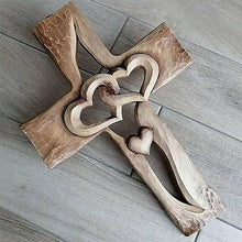 Laden Sie das Bild in den Galerie-Viewer, 💞Herzförmig geschnitztes Holzkreuz