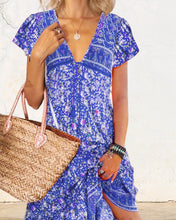 Laden Sie das Bild in den Galerie-Viewer, Kurzarmkleid mit V-Ausschnitt und Aufdruck