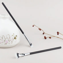 Laden Sie das Bild in den Galerie-Viewer, Abgewinkelte Wimperntuschebürste mit Wellenschliff