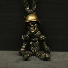 Laden Sie das Bild in den Galerie-Viewer, Skelett Soldat Paracord Schlüsselanhänger
