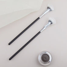 Laden Sie das Bild in den Galerie-Viewer, Abgewinkelte Wimperntuschebürste mit Wellenschliff