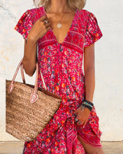 Laden Sie das Bild in den Galerie-Viewer, Kurzarmkleid mit V-Ausschnitt und Aufdruck