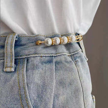 Laden Sie das Bild in den Galerie-Viewer, Brosche aus Perlen und Legierung