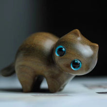 Laden Sie das Bild in den Galerie-Viewer, Handgefertigte holzgeschnitzte Katzen