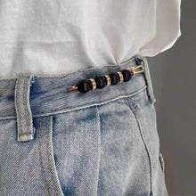 Laden Sie das Bild in den Galerie-Viewer, Brosche aus Perlen und Legierung