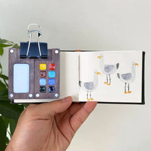 Laden Sie das Bild in den Galerie-Viewer, Tragbare Walnuss Aquarell-Palette