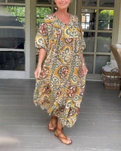 Laden Sie das Bild in den Galerie-Viewer, Maxikleid mit Print und V-Ausschnitt