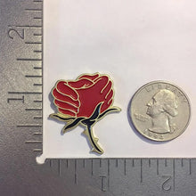 Laden Sie das Bild in den Galerie-Viewer, Emaille- und Kristallbrosche mit roter Rose