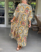 Laden Sie das Bild in den Galerie-Viewer, Maxikleid mit Print und V-Ausschnitt