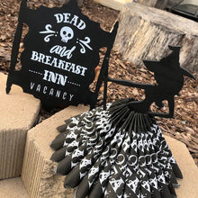 Laden Sie das Bild in den Galerie-Viewer, Hölzerne Halloween-Hexe-Serviettenhalter-Verzierung